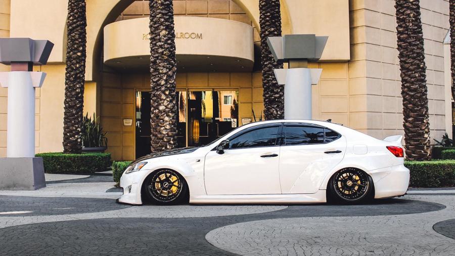  Lexus IS350 White & Black by Clinched 2017 года  (фото 2 из 7)